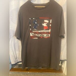 Under Armour Dark Gray Tee with Flag Stars and Stripes Patriotic Logo Men’s 2XL